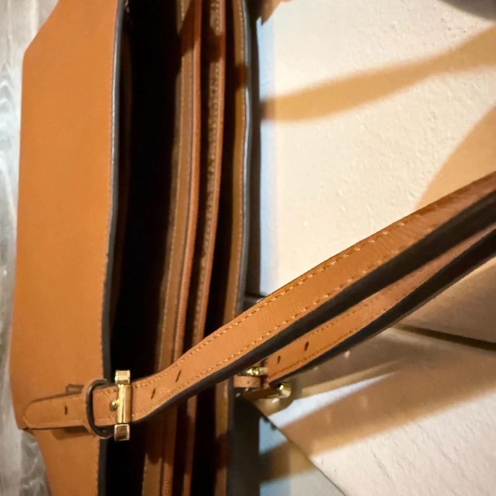 EUC Tory Burch Brown Leather Tote Sophisticated Everyday Style - Picture 9 of 10